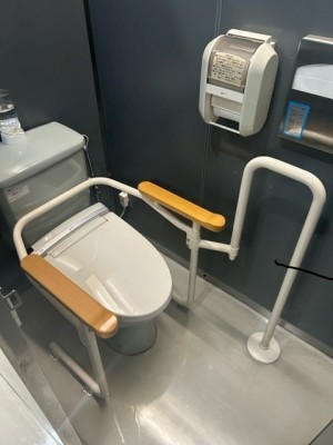 手すりが設置されたトイレの画像