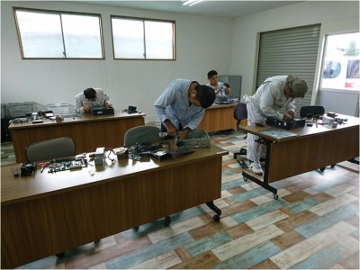 スカイファームゆうびでのパソコン分解選別作業風景