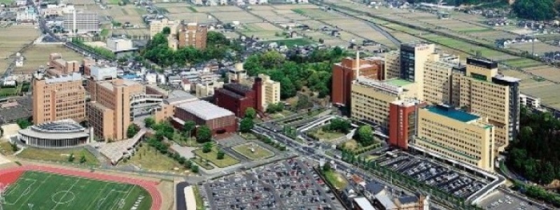 学園と病院の全景写真