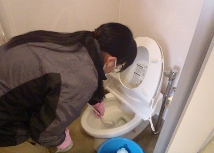 環境美化班のトイレ清掃の画像