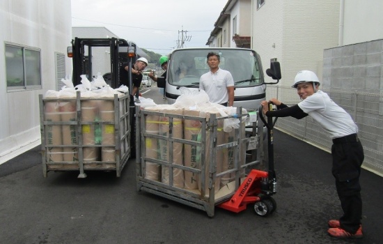 （左から）Aさん、Bさん、社長、後輩社員の作業場面