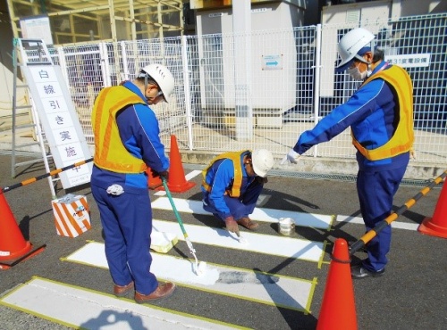 職域拡大プロジェクト（白線引き作業の様子）の画像