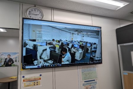 別棟の事務所が映るモニターの画像