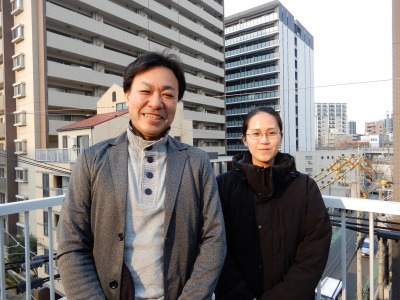 岩崎氏と総務経理担当の寺園氏の画像