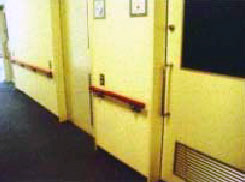 扉を広くし、ドアノブも幅広くする等の病院仕様を採用しています。
