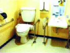 左半身に障害がある人のためのトイレ。障害者用の化粧室は3個所設置しています。