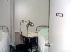 医務室内の静養室の人工透析器具