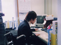 両下肢に機能障害をもつ熊谷圭子さんは、経理を担当。