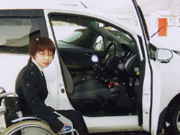 会社では障害者雇用助成金を使ってアクセル、ブレーキを手動式に改造した通勤用自動車を導入。