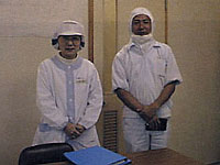 （経理担当  河野さん（左）、生産課長  神戸さん（右））