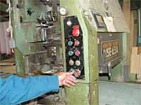 旧式研磨機ワイドサンダーの操作盤　熟練者の経験により機械調整を行う。