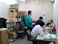 メール室でBさん、Cさんの支援を行う就労支援スタッフ（写真左）