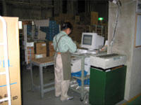 倉庫内でパソコンを使用しての伝票整理