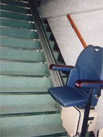 高齢者や障害のあるお客さんが利用する階段昇降機