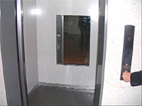 低い位置に鏡がとりつけられ内部が見渡せるエレベーター