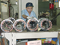 モートル職場でのモートルステーターの組線加工作業