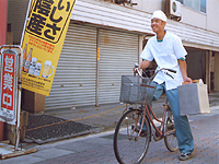 自転車での出前も慣れたTくん