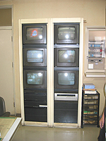 事務所内に設置しているテレビモニター