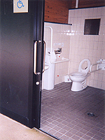 障害者雇用以前に改善された公衆用トイレ
