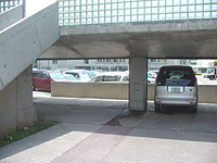軒下を利用した駐車スペース