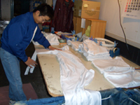 2 乾燥した衣類を折りたたむ仕上げ作業
