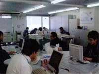 写真1 コンピュータを用いた作業(1)