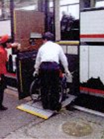 写真5 リフト付きバスで車いすの社員も参加