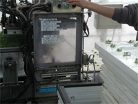 姫ミツバ苗植の機械には操作手順が貼付されている