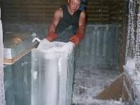 保管庫から氷の搬出作業