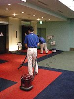 エントランス清掃:広い絨毯は色毎に順番通り清掃