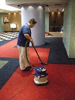 エントランス清掃：広い絨毯は色毎に順番通り清掃