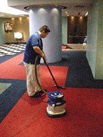 エントランス清掃:広い絨毯は色毎に順番通り清掃