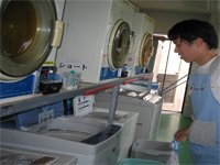 Tさんの洗濯作業風景