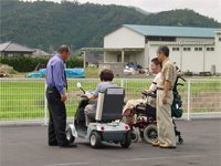 商品説明をする山崎さん