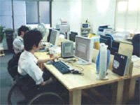 大阪Office社内風景（車いすでも移動可能、アクセス可能な机）