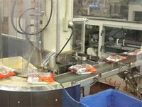 冷凍うどん製造工程：工場内では機械化・自動化が進んでいる