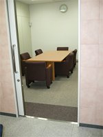 障害者対応のドア、机、椅子