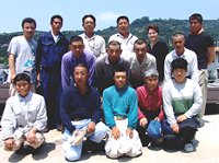 社長夫妻（後列右から2・3人目）と社員一同