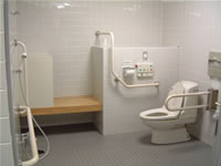 シャワー設備完備のトイレ