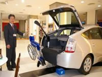 横浜myX本社店にて。荷台に車いすをラクに収納できるよう、電動式のクレーンが装備されている。写真はサービス介助士や障害者ヘルパーの資格を持つウエルキャブ・アドバイザーの岡本武夫さん