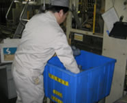 梱包検査中：梱包品1セット毎に最初の箱と最後の箱で内容量を確認している