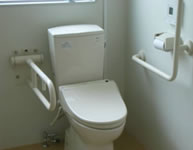手すりが設置され、改修されたトイレ