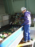 綾川工場  ペットボトルフレーク処理ライン  金属などの異物混入を防ぐために、集中力が必要