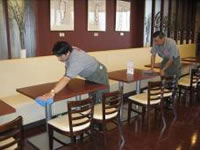 社員食堂の清掃作業風景
