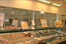 寿司の製造（奥）と販売コーナー