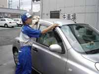 洗車の仕上げ工程である拭き取り作業をする赤塚店の三宅裕子さん