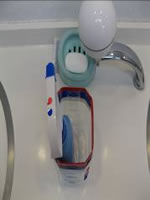 洗面台・鏡用の洗剤（赤・青のシールを貼付）
