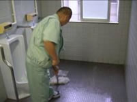 掃き掃除を終えた床を、モップで拭いている。拭く際、角まできちんと力を込めて取り組んでいる。