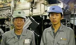 脇立紀さん（右）と山田博製造課長