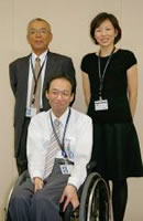 鈴木和生さん（中央）と原淳二業務部長（左）、中島倫子さん